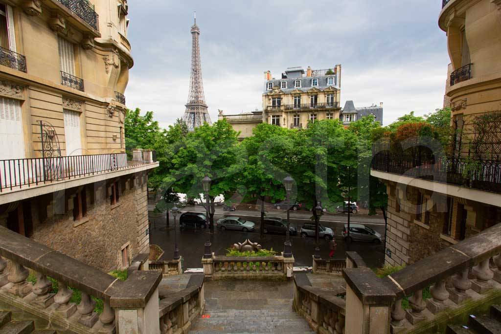 Фотообои Сквер Парижа с видом на Эйфелеву башню