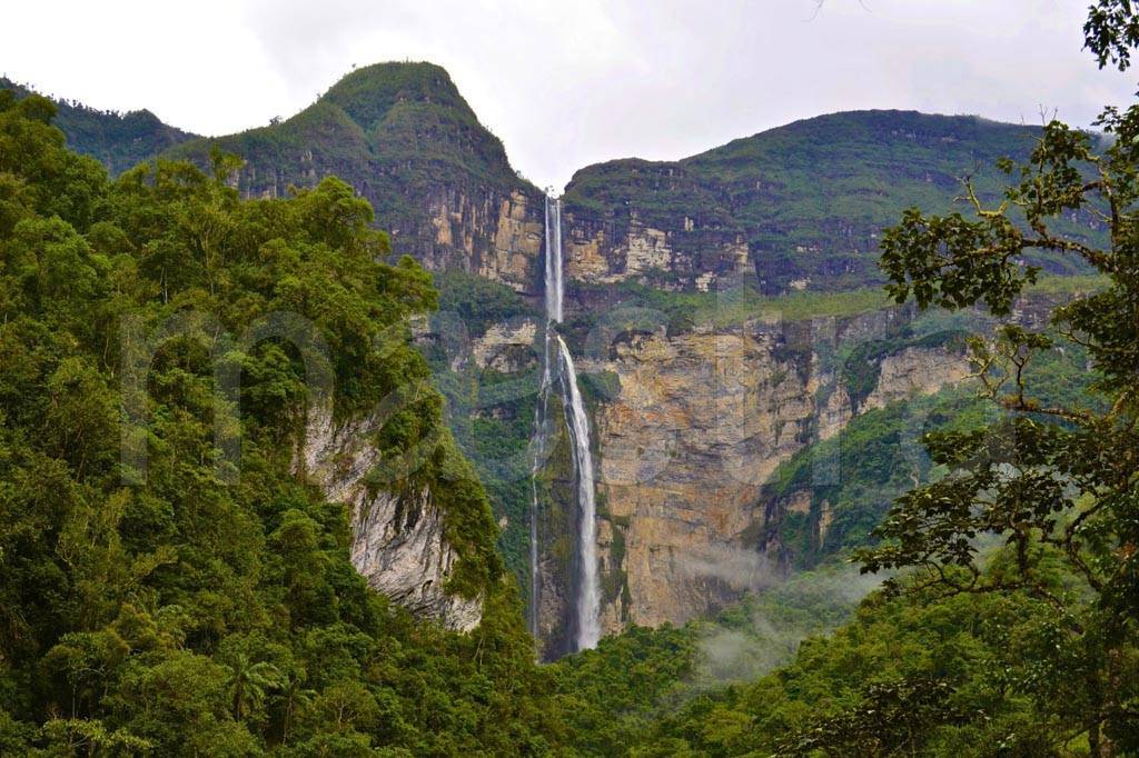 Фотообои Водопад в горах
