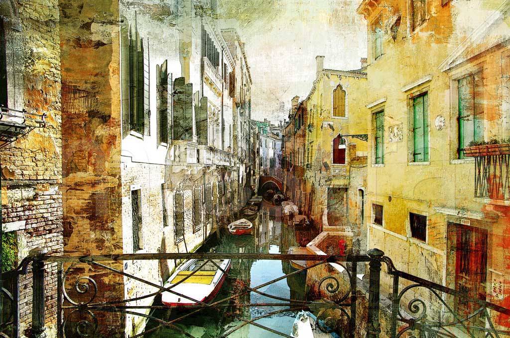 Фотообои Старинная улочка Венеции с гондолами