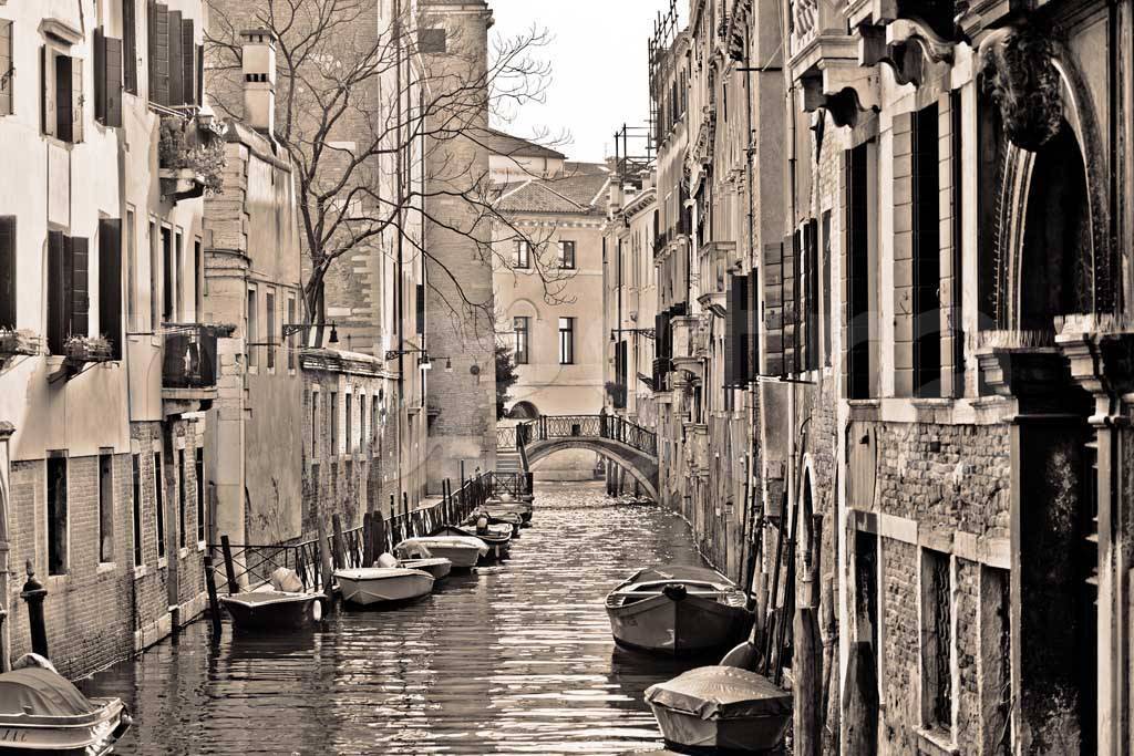 Фотообои Улочка Венеции черно белая