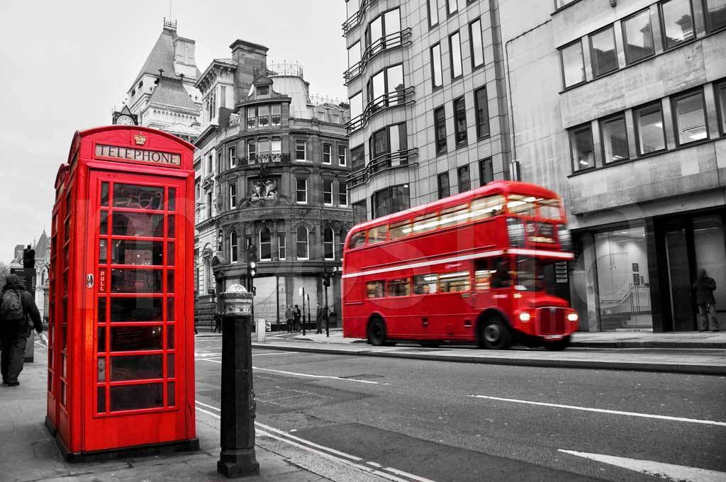 Фотообои Телефонная будка буднего Лондона
