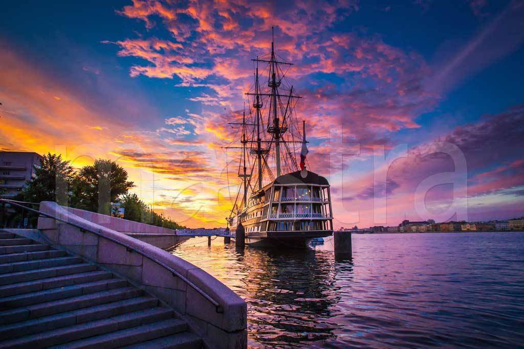Фотообои Корабль на рассвете в Санкт Петербурге