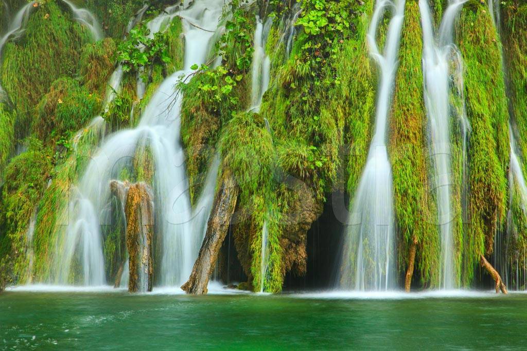 Фотообои Водопад. Осенние краски Национального парка Плитвицкие в Хорватии