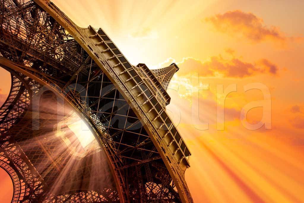 Фотообои Вид на эйфелеву башню снизу во время заката