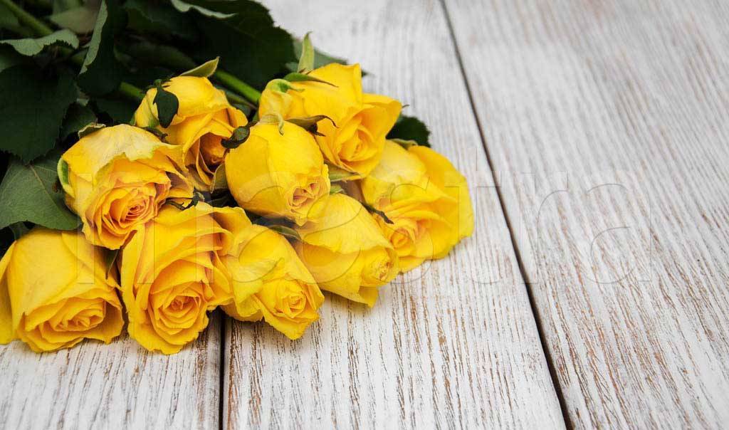 Фотообои Букет желтых роз на фоне дерева