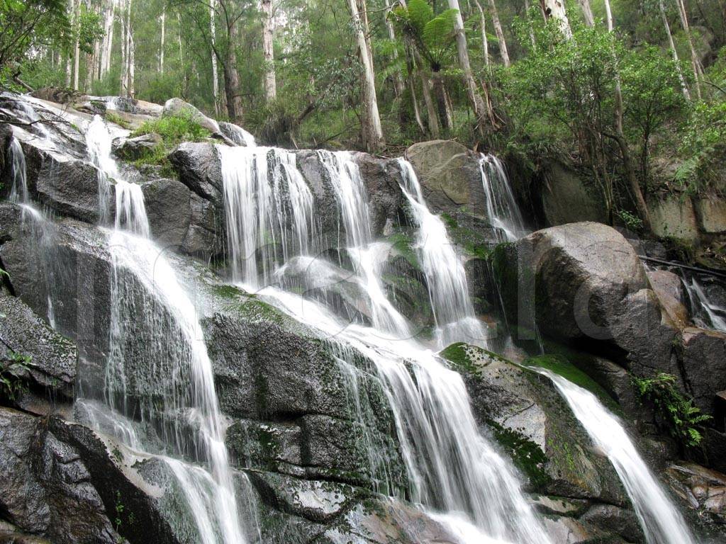 Фотообои Водопад падающий с камней