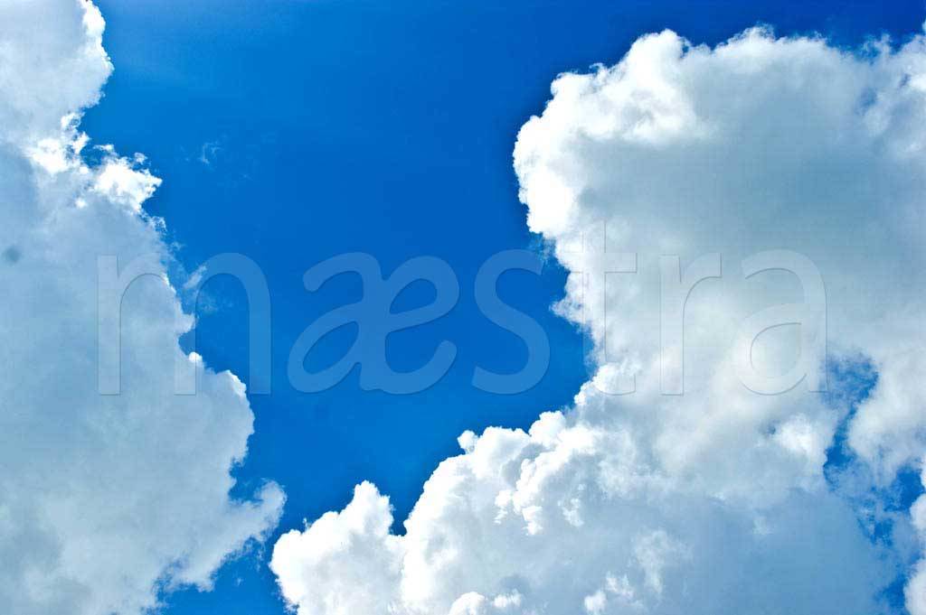 Фотообои Плотные тучи на синем небе