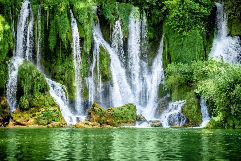 Фотообои Водопад в зелени