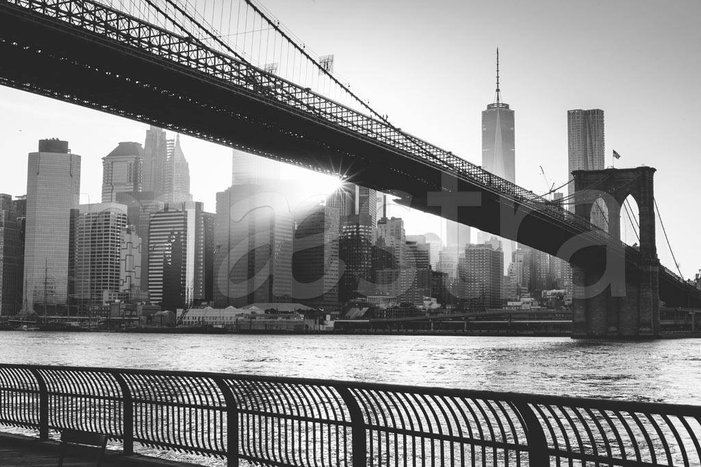 Фотообои Мост черно белый и лучи солнца в Нью Йорке