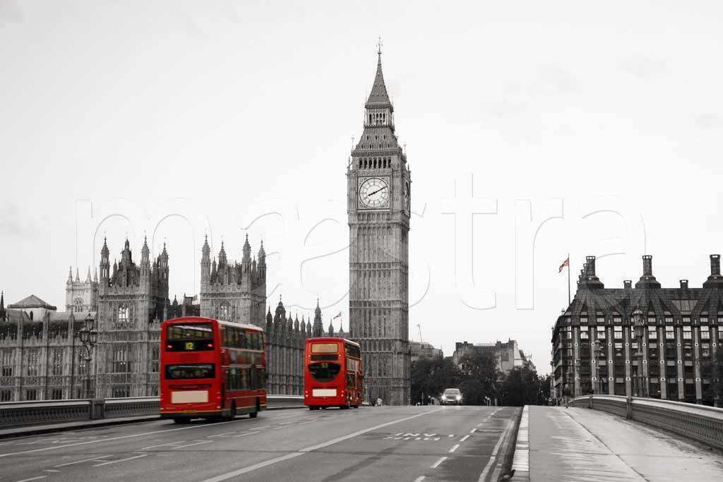 Фотообои Лондон уходящая дорога с красными автобусами