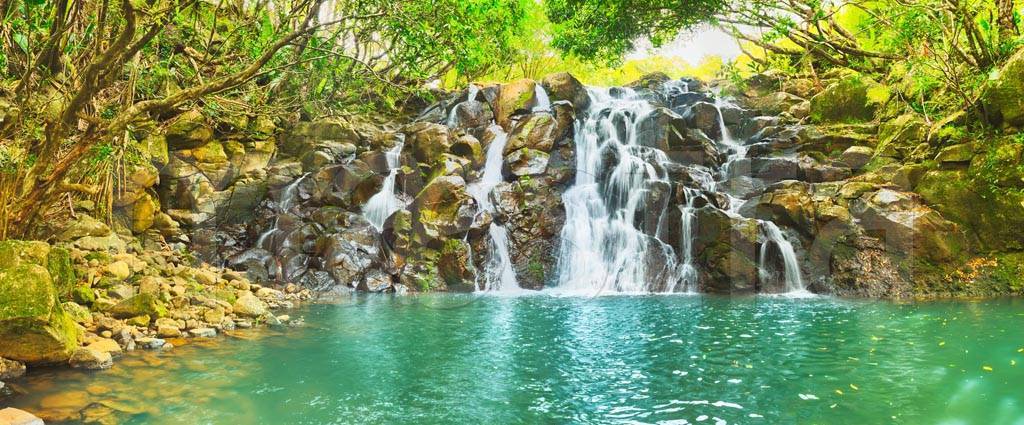 Фотообои Живописный каскад водопада Вакоас. Остров Маврикий.