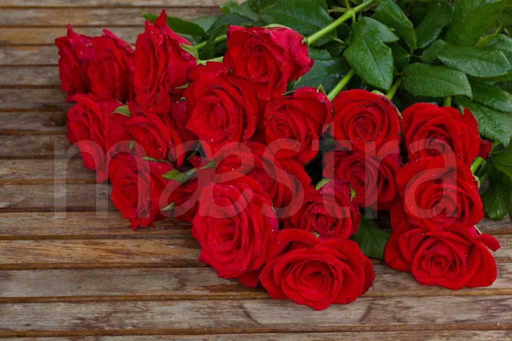 Фотообои Букет красных роз на фоне дерева