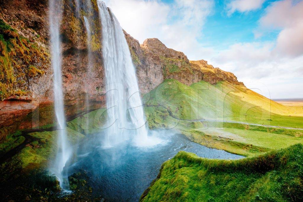 Фотообои Водопад Селйяландсфосс в солнечном свете Исландии