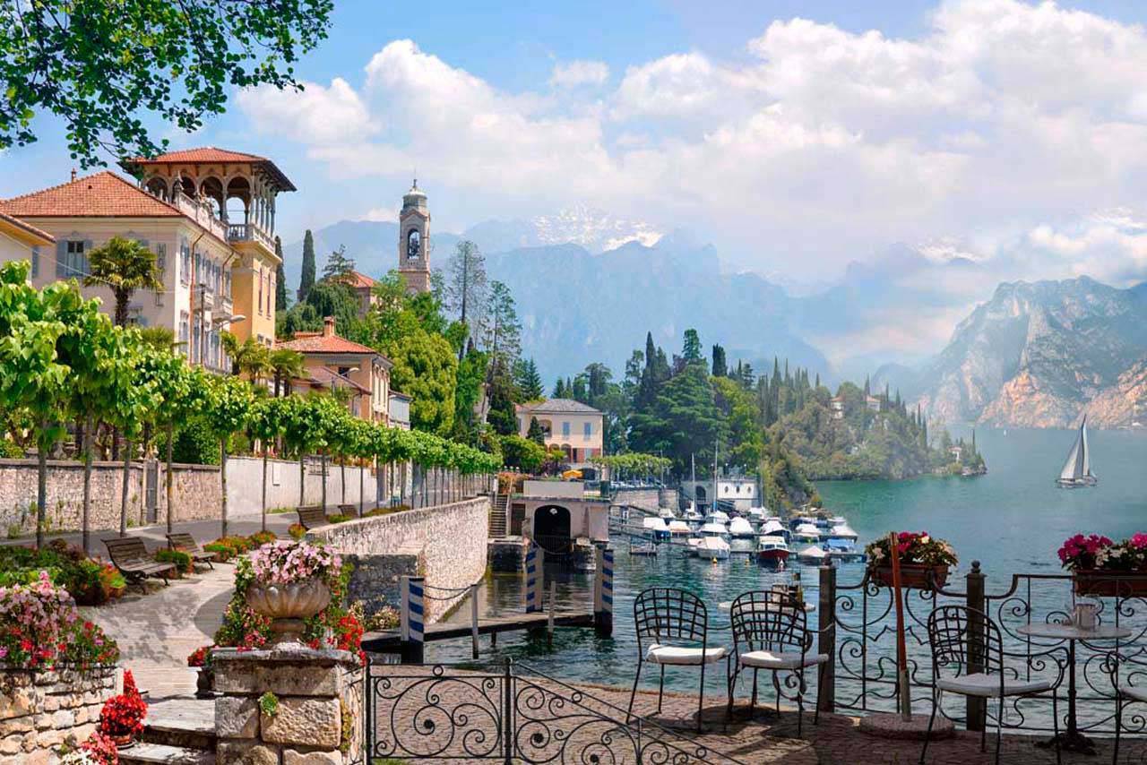 фотообои пространство набережной с видом на горы 7-079