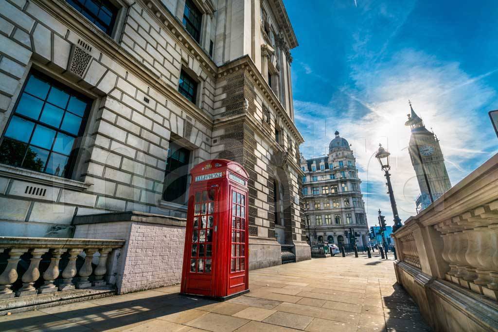 Фотообои Телефонная будка солнечного Лондона